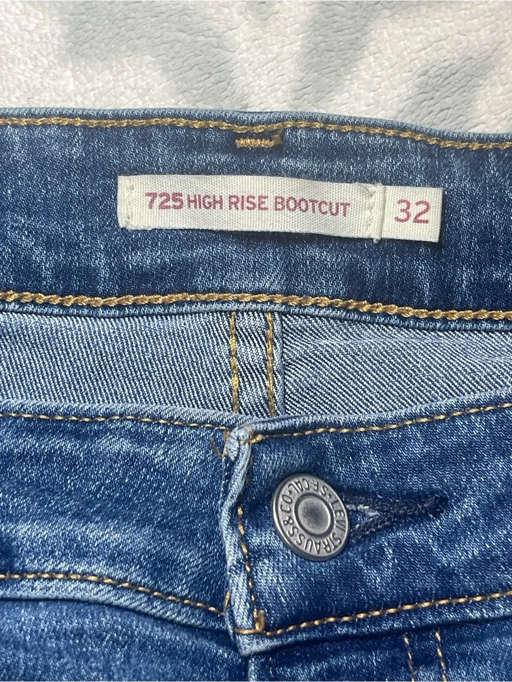 Levi’s 725 High Rise Bootcut Jeans Women’s Size 32 Medium Wash Distressed Denim